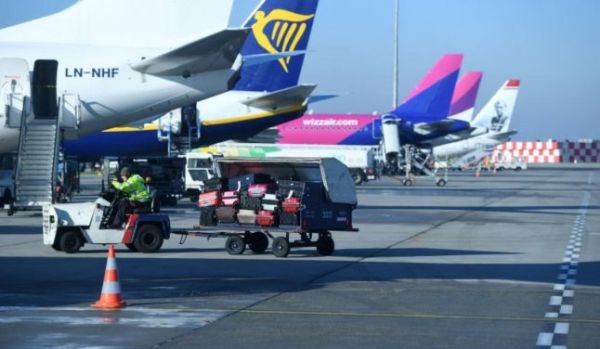 Opt români au fost răniți pe un aeroport din Ungaria, după ce două autobuze s-au ciocnit