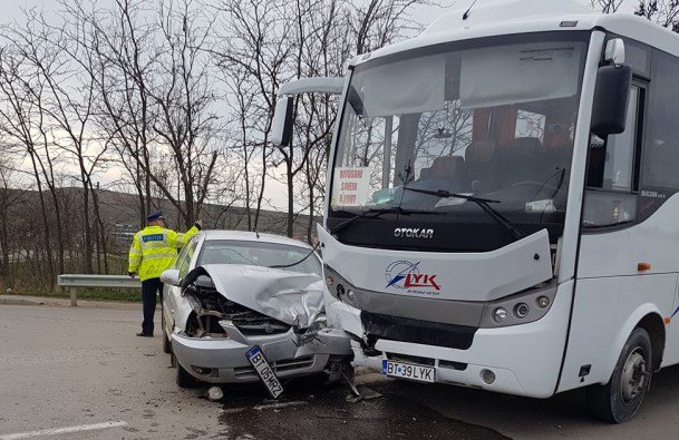 Accident! Un autoturism s-a izbit într-un autobuz după o neacordare de prioritate