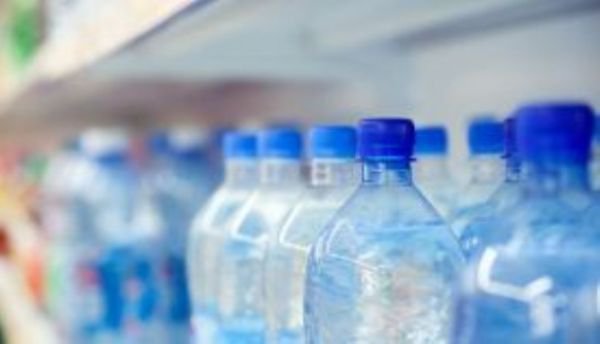 Peste 90 la sută din sticlele cu apa îmbuteliată sunt contaminate cu particule de plastic