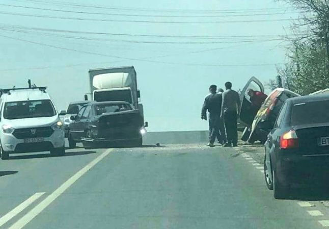 Accident la Hudum: A rămas cu mașina suspendată din cauza neatenției