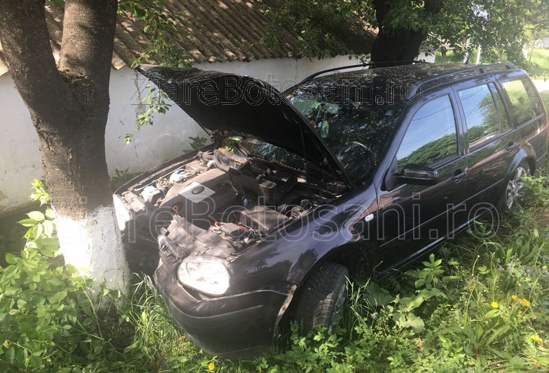 Șoferiță imprudentă! Mașină scăpată de sub control oprită într-un copac. Două tinere de 18 și 8 ani, rănite în accident - FOTO