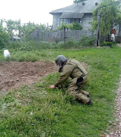 Periculos! Grenadă de război, găsită pe marginea unui drum sătesc din comuna Cristinești - FOTO