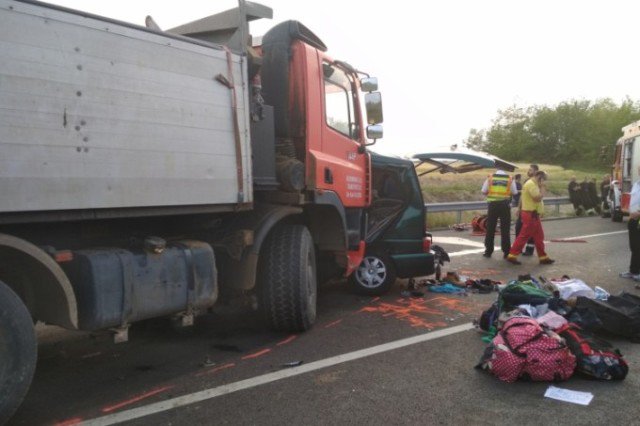 Șapte români morți, după ce un microbuz s-a ciocnit cu un camion în Ungaria