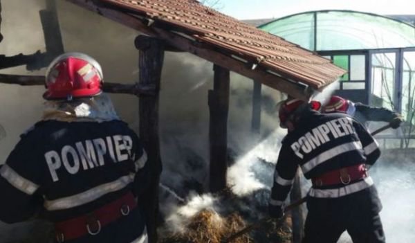 Un solar și zece tone de furajere distruse într-un incendiu izbucnit într-o gospodărie din Broscăuți