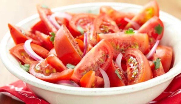 Adaugă acest ingredient în salata de roşii. Îi vei schimba complet gustul!