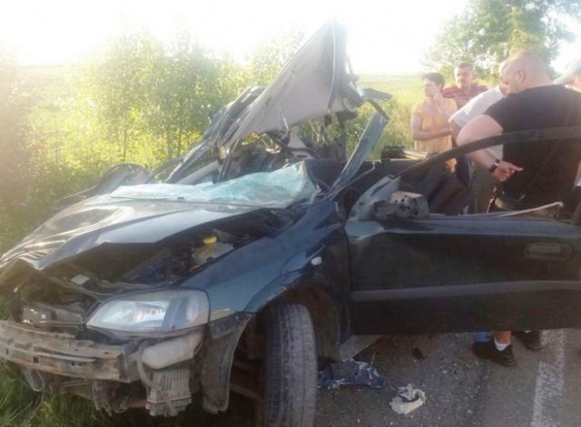 Tragic! O fată de 18 ani din județul Botoșani a murit, iar un tânăr este în stare gravă după ce au intrat cu mașina într-un TIR
