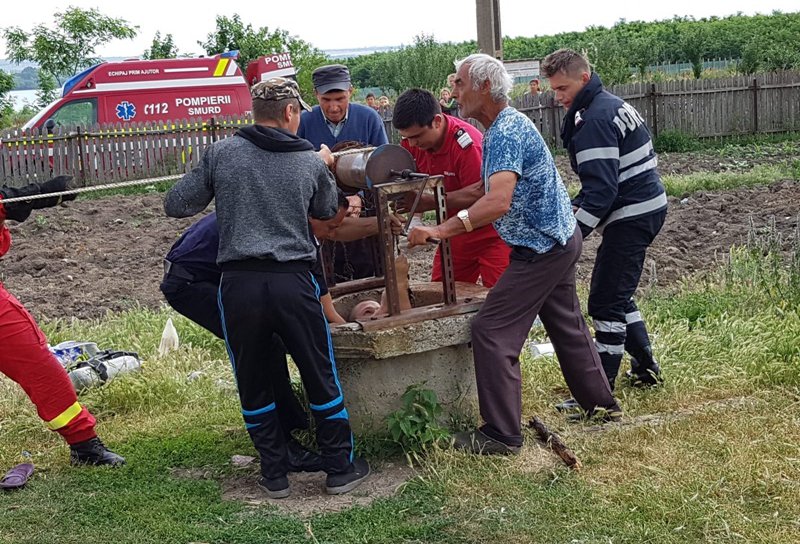 Intervenție de urgență: Femeie căzută într-o fântână, salvată de către pompierii din Botoșani - FOTO