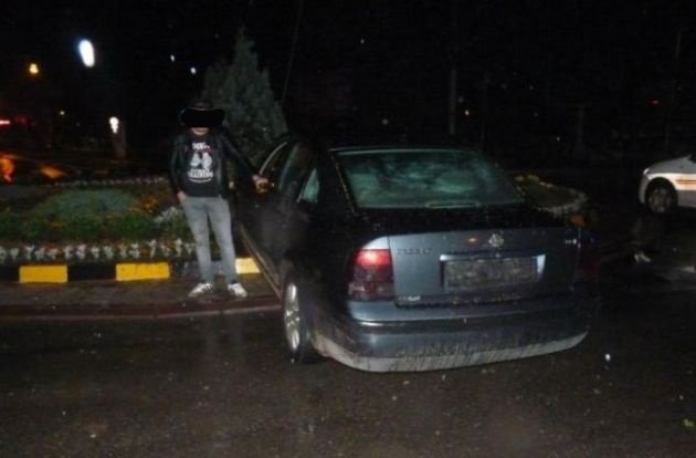 Accident rutier în Botoșani: Băut la volan, s-a urcat cu mașina pe scuarul sensului giratoriu!