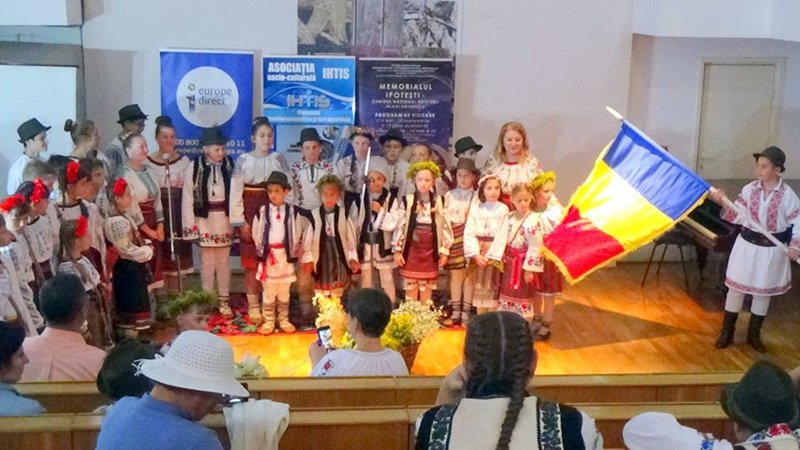 Sărbătoarea iei românești, unită în cântec cu sărbătoarea gustului tradiţional - FOTO