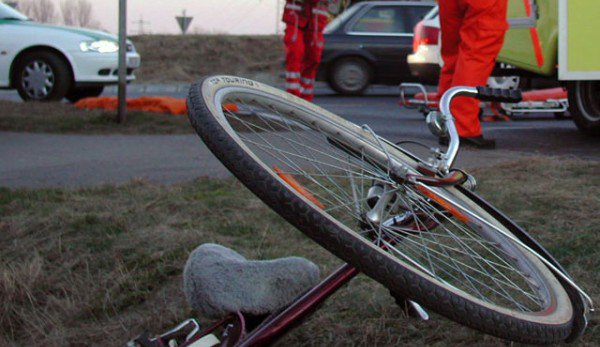 Biciclist luat pe capotă după ce nu a acordat prioritate unui autoturism