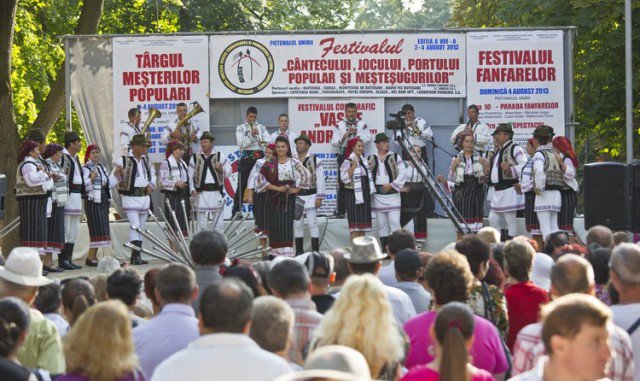 Festivalul Internațional al Cântecului, Jocului și Portului Popular „Vasile Andriescu”, în Parcul „Mihai Eminescu” din Botoșani