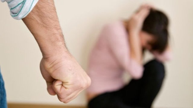Violență în familie! Bărbați reținuți după ce au sărit la bătaie