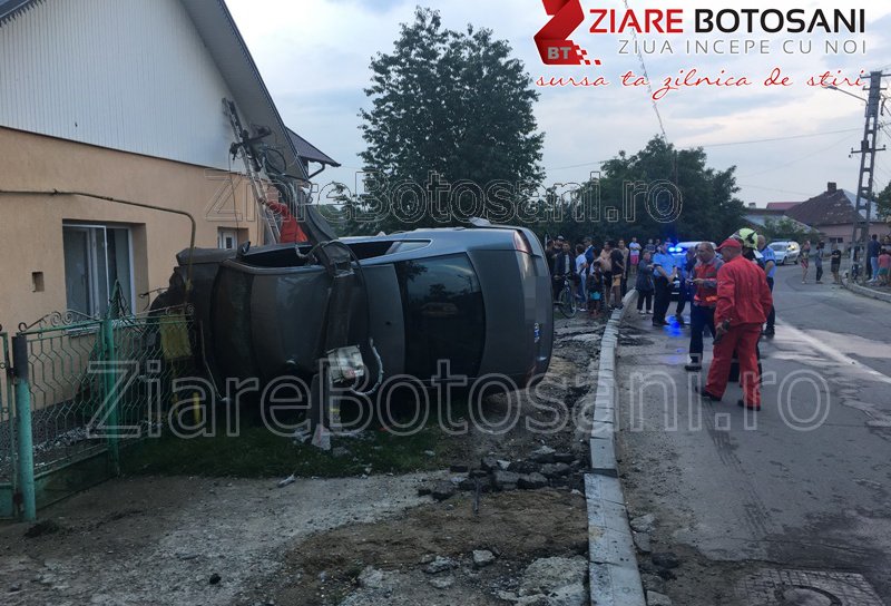 Accident spectaculos la Dorohoi: A rupt un stâlp, o conductă de gaz și s-a oprit în peretele unei case - FOTO