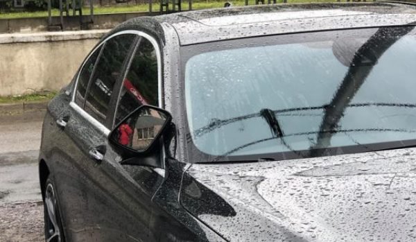 Mașini vandalizate la Botoșani. Un bărbat a distrus oglinzile 4 de mașini parcate