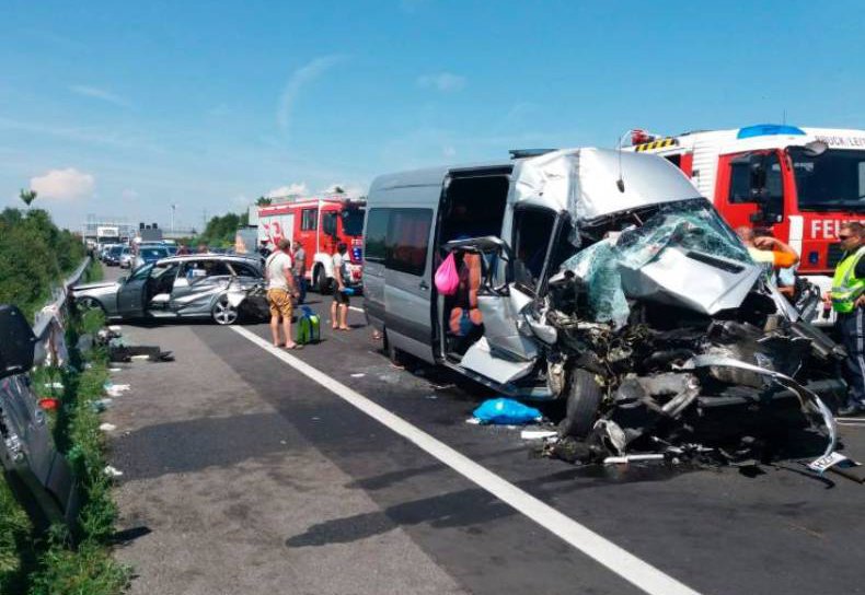 Accident grav în Austria între un microbuz şi un autoturism înmatriculate în România. 8 români răniţi