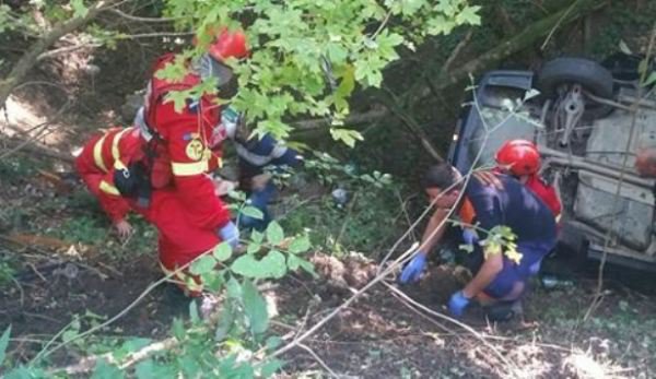 Vacanță transformată în coșmar. Cinci persoane din Botoșani, rănite după ce s-au răsturnat cu maşina într-o râpă de 4 metri