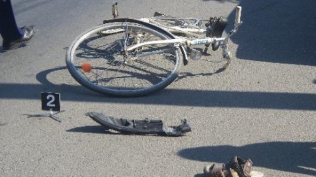 Accident! Biciclist beat lovit de un autoturism la Vârfu Câmpului