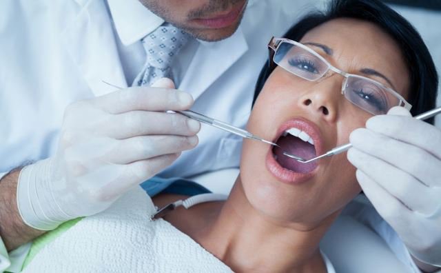 O vizită la stomatolog îți poate salva viața! Cum depistează dentistul cancerul oral