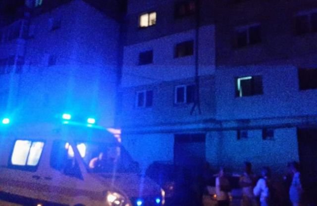Bărbat ajuns la spital după ce a căzut în gol de la etajul trei al unui bloc din Botoșani