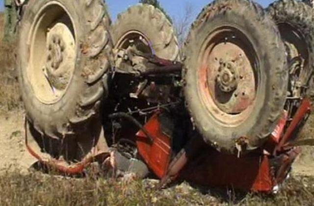 Tragedie! Un tânăr a murit după ce s-a răsturnat cu tractorul