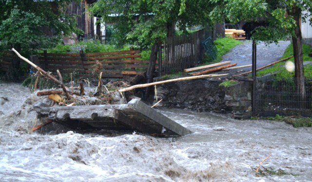 A fost potop în Suceava. Drum naţional blocat din cauza inundaţiilor