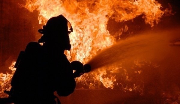 Incendiu la o fabrică de cauciuc din Botoșani. Pompierii au intervenit cu cinci mașini și s-au luptat cu flăcări uriaşe