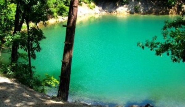 Lacul din România care îşi schimbă culoarea în funcţie de anotimp. Unic în Europa