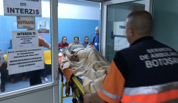 Angajatul unui service auto din Botoșani dus de urgenţă la spital cu leziuni la coloană