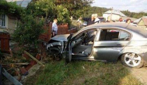 Minoră de 15 ani accidentată după ce mașina în care se afla a intrat în gardul unei case din oraşul Ştefăneşti