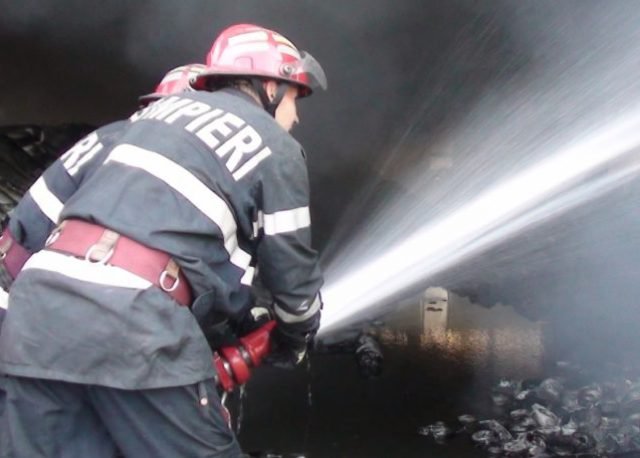 Incendiu izbucnit la o casă din Brăești! Au fost distruse de foc acoperișul casei, bunurile dintr-o încăpere și un coteț de animale