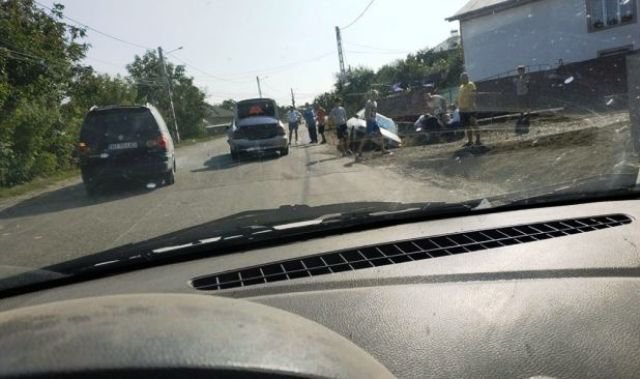 Două persoane rănite într-un accident pe drumul Botoşani – Ştefăneşti. O maşină a fost proiectată într-un cap de pod