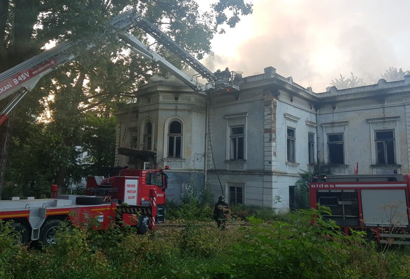 Incendiu la o clădire de patrimoniu din Botoșani - Se intervine cu şase autospeciale! FOTO