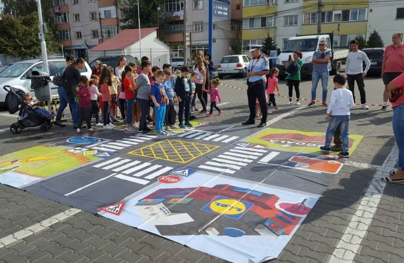 Copiii din Botoșani au luat lecții de circulație în parcarea magazinului Lidl - Verde la educaţie pentru circulaţie - FOTO