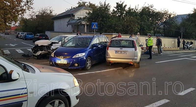 Accident GRAV la Botoșani: Patru oameni au ajuns la spital și trei mașini au fost distruse - FOTO