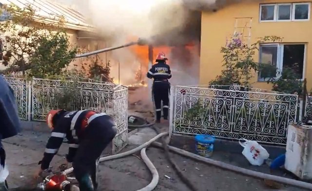 Două case din județul Botoșani distruse de foc! Zeci de pompieri au intervenit mai bine de trei ore - FOTO