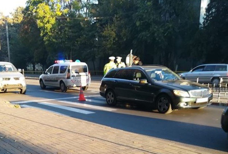 ACCIDENT! Elevă din Botoșani lovită de o mașină în timp ce traversa strada privind în telefonul mobil