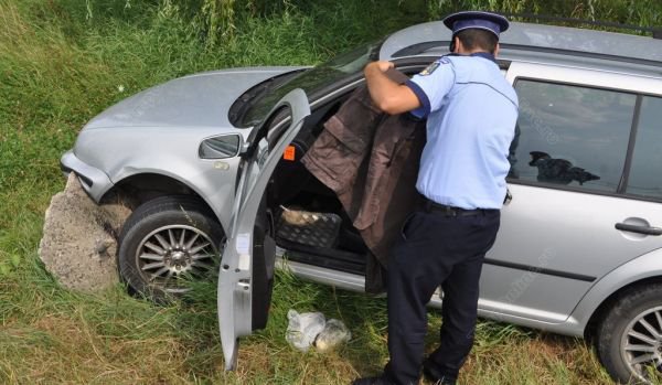 Trei bărbați găsiți într-o mașină proptită într-un șanț la Vorona. Cel aflat la volan nu avea permis și era în stare de ebrietate!