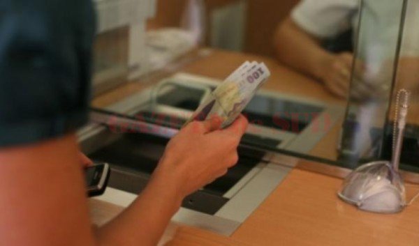 O bancă din România își ÎNCHIDE de azi toate casieriile. Cum puteți face tranzacții