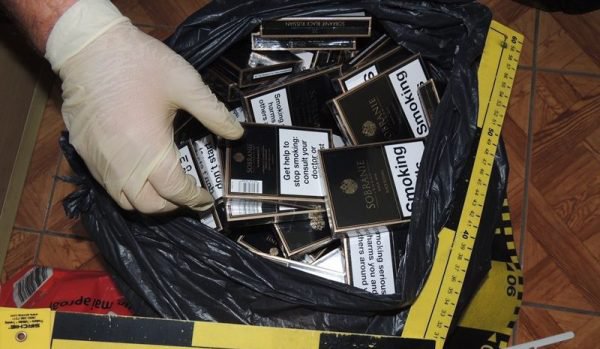 Ţigări de contrabandă confiscate de poliţişti în zona Pieței Centrale Botoșani