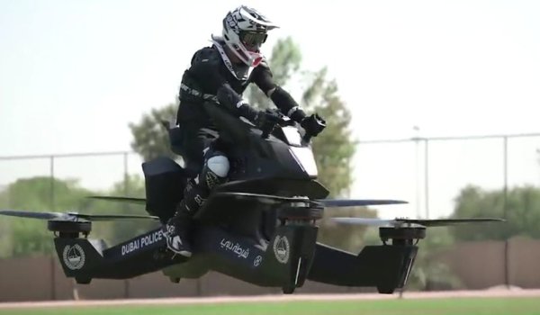 Trăim vremuri SF! Poliția din Dubai se antrenează pe motociclete zburătoare