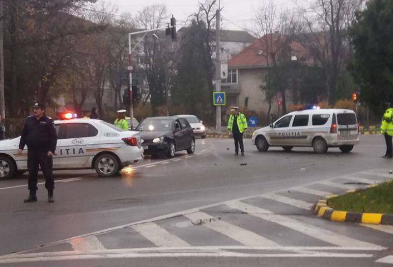 Maşină de poliţie aflată în misiune, implicată într-un accident rutier la Botoșani