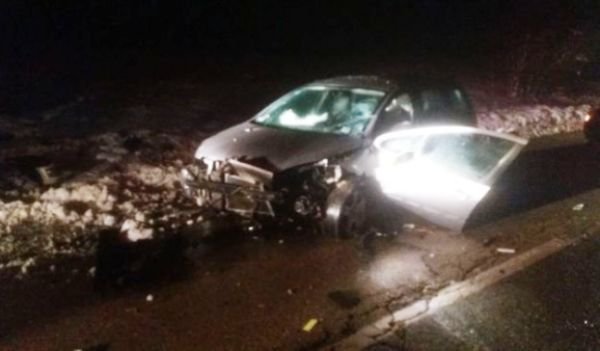 Şi-a făcut praf mașina. Un şofer băut s-a izbit violent cu maşina de un cap de pod!