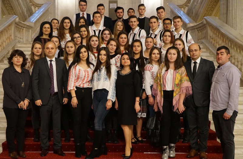 „O zi în Parlamentul României” - Premiu Special oferit elevilor dorohoieni - FOTO