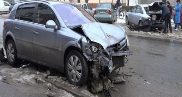 ACCIDENT: Autoturism parcat regulamentar lovit de un „viteaz” în stare de ebrietate