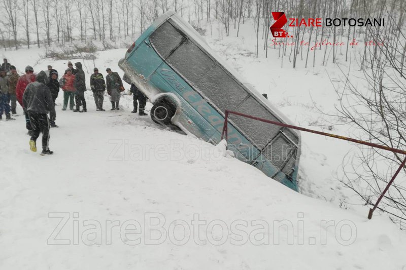 Accident! Un microbuz s-a răsturnat la Brăești - FOTO