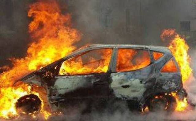 Mașină cuprinsă de flăcări în curtea unei locuințe din Lozna