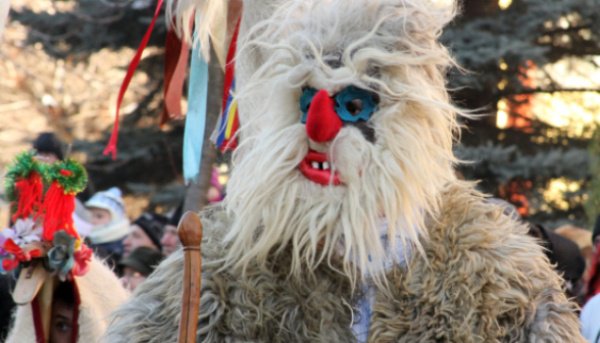 Lecţie autentică de tradiţii și obiceiuri la Dorohoi „Parada obiceiurilor de iarnă” din ultima zi a anului - VIDEO