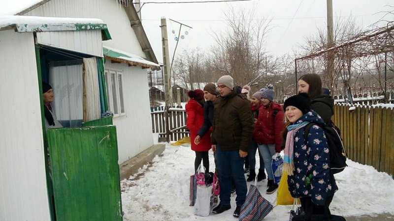 Omul care dăruiește, bucurie în dar primește - Activitate filantropică la Școala Gimnazială nr. 1 Rădăuți-Prut și Liceul Teoretic Lipcani din Rep. Moldova - FOTO