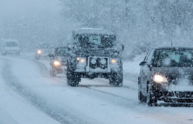 Echipați-vă corespunzător autoturismul când circulați pe drumuri acoperite cu zăpadă