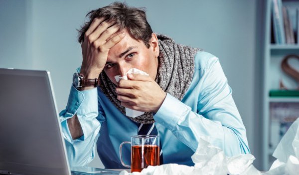 Când și cât e cazul să stai acasă dacă ai răcit sau suferi de gripă